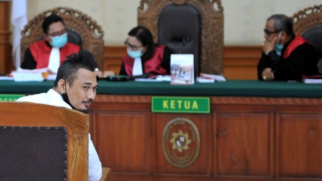Polda Metro Jaya menetapkan Jerinx sebagai tersangka dan akan memeriksa awal pekan depan di Jakarta.