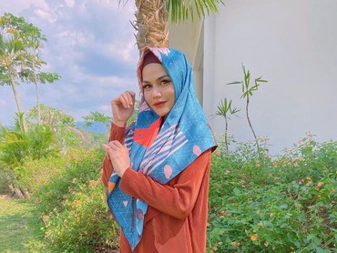 Penampilan Perdana DJ Katty Butterfly Pakai Mukena Tuai Pujian