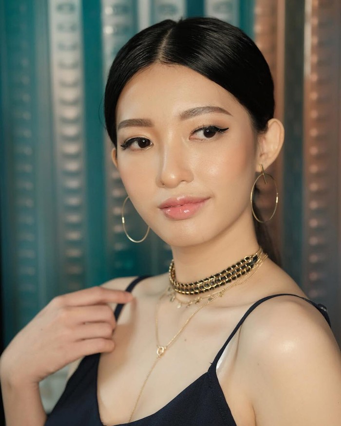 Cici Fani juga suka membagikan tutorial makeup, salah satunya adalah makeup ala Suzy. Subscribernya pun mengatakan bahwa Cici Fani semakin mirip Suzy dengan makeup tersebut. Yang terbaru, Cici Fani memberikan tutorial makeup ala Yeo Da Kyung, A World of Married Couple. (Foto: Instagram.com/Cindythefannie)