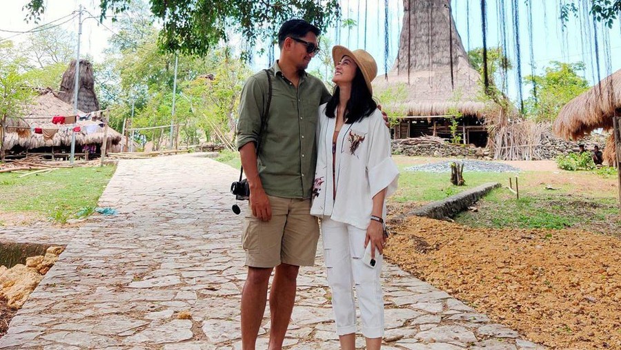 Momen mesra Ibnu Jamil dan Ririn Ekawati