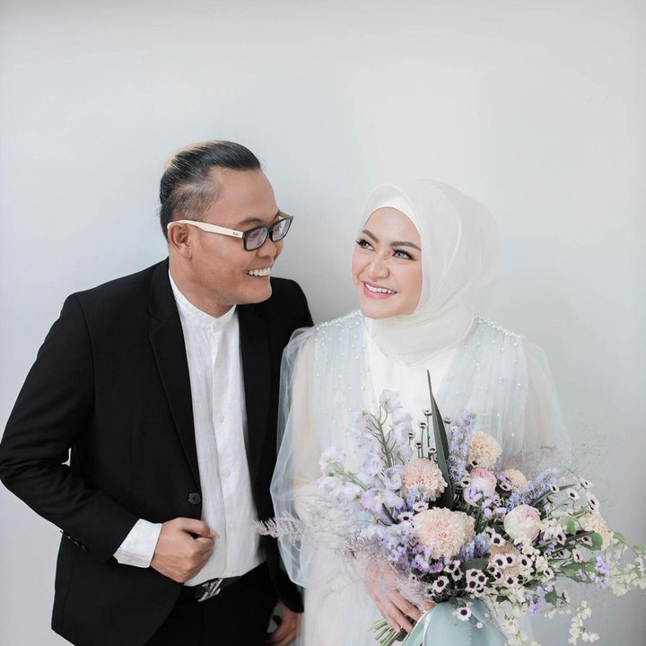 <p>Dalam foto lainnya Nathalie Holscher terlihat cantik dalam balutan hijab dan baju muslim bersama dengan sang calon suami, Sule. (Foto: Instagram @panjikomara)</p>