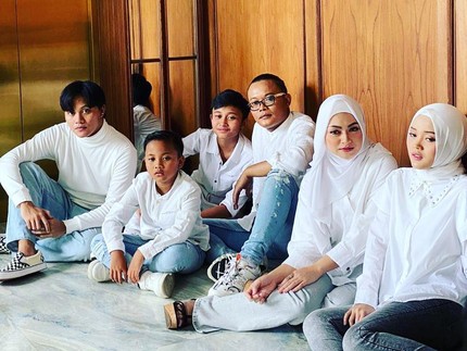 5 Foto Nathalie Holscher dengan Keluarga Sule, Kompak Putih & Ala Prewedding