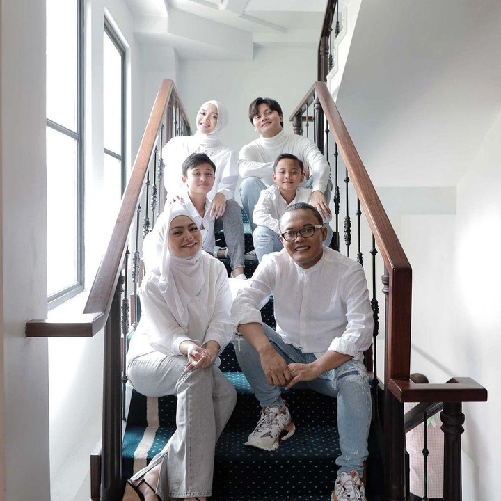 <p>Seperti Bunda ketahui Nathalie Holscher merupakan calon istri Sule. Nathalie pun diketahui sudah dekat dengan anak-anak Sule. (Foto: Instagram @panjikomara)</p>