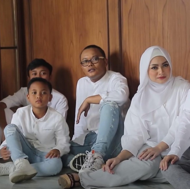 <p>Dalam pemotretan baru-baru ini, Nathalie Holscher dan keluarga Sule kompak mengenakan atasan putih. (Foto: YouTube Sule Channel )</p>