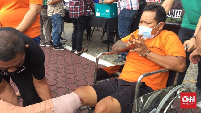 Kapolrestabes Medan Kombes Riko Sunarko mengatakan pihaknya terpaksa menembak eks anggota Brimob Kamiso (45) karena mencoba merampas senjata milik petugas.