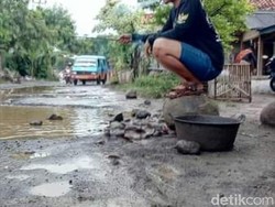 Protes Jalan Rusak, Pemuda Cirebon Mancing di Kubangan