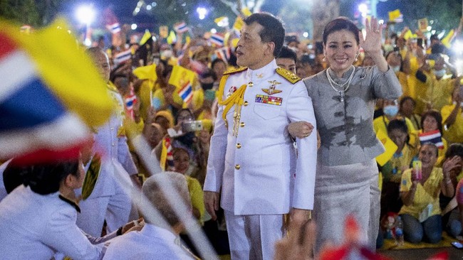 Taipan Thailand, Thanathorn Juangroongruangkit, terancam hukuman 15 tahun penjara karena dianggap menghina raja.