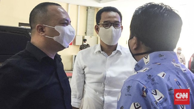 Refly Harun meminta masyarakat untuk menyaksikan secara saksama video Gus Nur untuk memastikan tak ada upaya 'pancingan pertanyaan' dalam sesi wawancara.