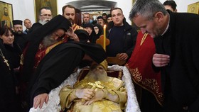 FOTO: Pelayat Cium Jasad Kepala Gereja Serbia Positif Covid