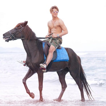 Telanjang Dada Naik Kuda, Bulu Ketiak Rizky Billar Bikin Salfok