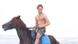 Telanjang Dada Naik Kuda, Bulu Ketiak Rizky Billar Bikin Salfok