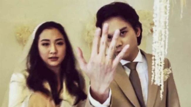Sherina Munaf pamer cincin pernikahaan di akun Instagram usai menikah dengan Baskara Mahendra Putra, Selasa (3/11).