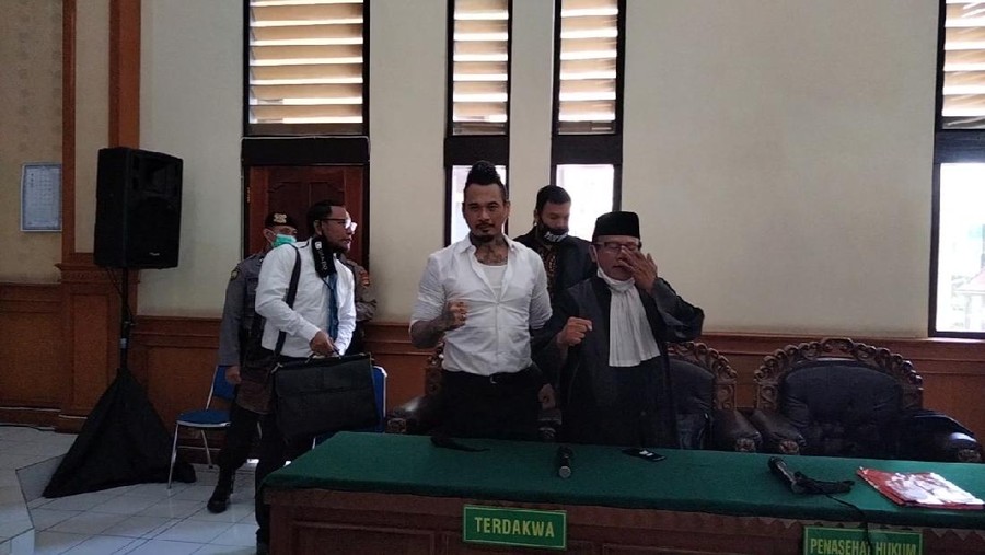 Suasana saat Jerinx SID tiba di ruang sidang PN Denpasar.