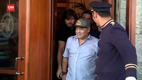 VIDEO: Legenda Sepak Bola Maradona Dilarikan Ke Rumah Sakit