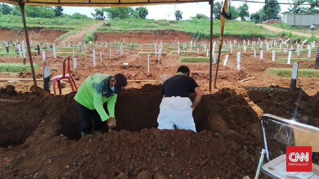 Pemakaman jenazah Covid-19 di TPU Tegal Alur meningkat pada akhir tahun ini, setidaknya lebih dari 40 lubang makam per harinya.
