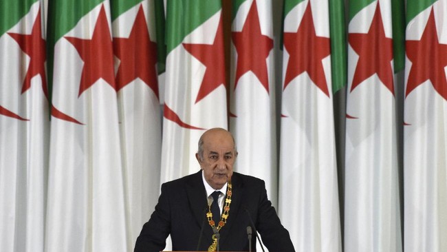 Tebboune dirawat di rumah sakit di Jerman pada 28 Oktober, dan otoritas Aljazair kemudian mengumumkan bahwa dia mengidap penyakit Covid-19.