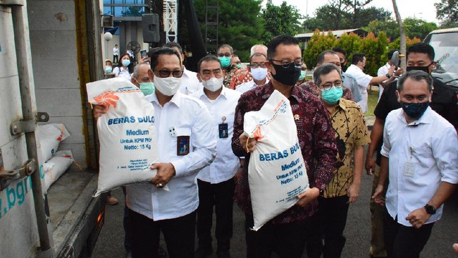 Sebanyak 450 ribu ton beras disalurkan kepada 10 juta Keluarga Penerima Manfaat Program Keluarga Harapan (KPM-PKH) untuk alokasi Agustus hingga Oktober.