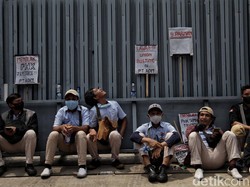 Buruh Sebut Pandemi Cuma Alasan Pengusaha buat PHK Massal