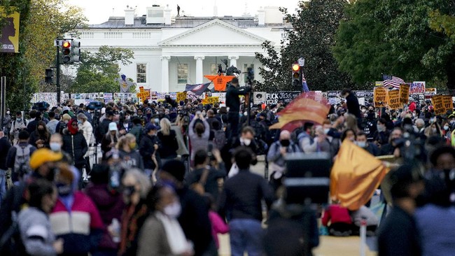 Lebih dari 1.000 orang menggelar aksi demo di Black Lives Matter Plaza dekat Gedung Putih di tengah proses penghitungan suara pemilu AS 2020.