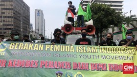 Demo Kedubes Prancis Tuntut Majalah Charlie Hebdo Diberedel