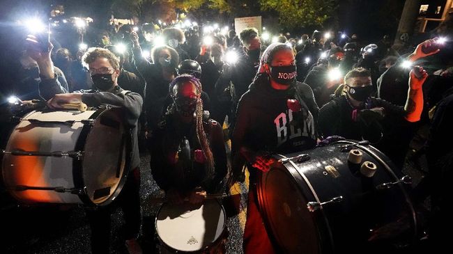 Pendukung Trump Kepung Kota di AS, Protes Penghitungan Suara Gelombang aksi protes terjadi di sejumlah kota di Amerika Serikat, massa pendukung Trump meminta proses penghitungan suara dihentikan.