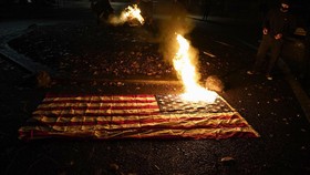 Aksi Bakar Bendera Warnai Demo Pemilu AS di Portland