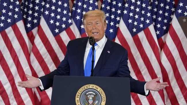 Trump resmi menandatangani perintah eksekutif yang mewajibkan vaksin corona yang diproduksi perusahaan AS diprioritaskan bagi warga sendiri.