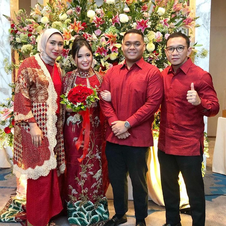 <p>Azara sendiri merupakan putra sulung dari mantan Wakil Kapolri Adang Daradjatun, yang kini menjabat anggota DPR RI 2019-2024. (Foto: Instagram @tuzadaradjatun)</p>