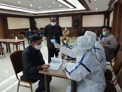 Hakim dan Pegawai PN Jakpus Jalani Rapid Test Antigen COVID-19