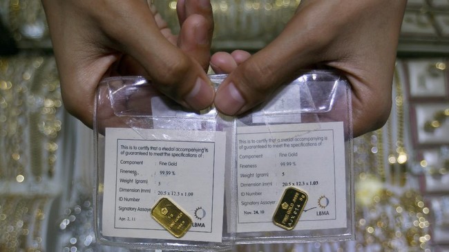 Harga jual emas PT Aneka Tambang (Persero) Tbk atau Antam berada di posisi Rp1,043 juta per gram pada Jumat (26/5) pagi. 