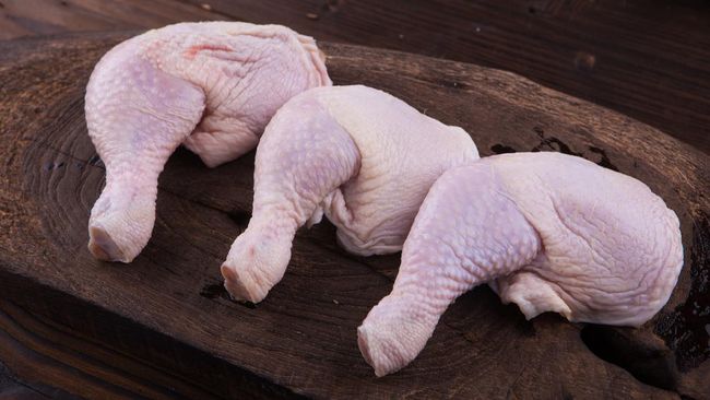 Konsumsi daging ayam yang sehat perlu diimbangi dengan cara penyimpanan dan pengolahan yang tepat. Berikut beberapa tips yang bisa diikuti.