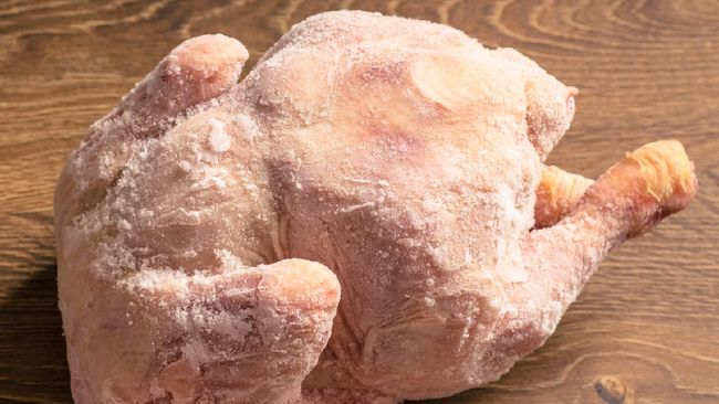 Sepasang suami istri asal Yogyakarta dibekuk Kepolisian Bantul dengan dugaan menjual bakso dari bangkai ayam. Ada bahaya bakso ayam tiren yang mengintai.