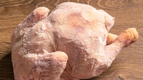 Apakah Daging Ayam Berbau Busuk Masih Layak untuk Dimasak?