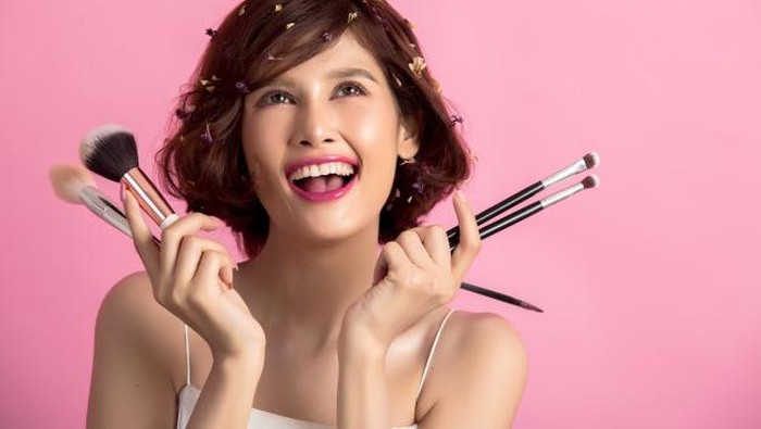 Jangan Anggap Sepele! Ini Lho Alasan Brush Makeup Harus Dibersihkan Secara Berkala