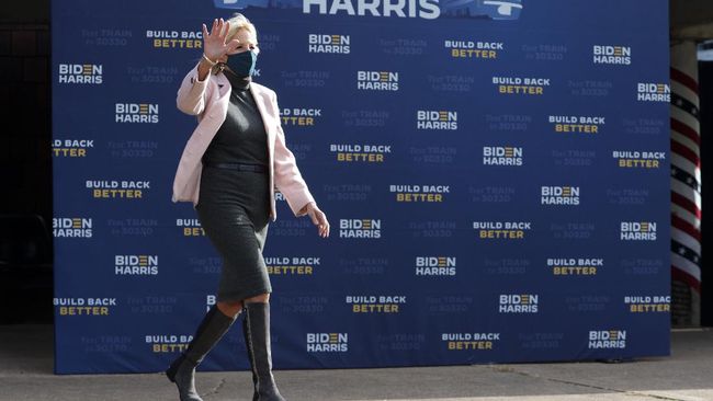 Jill Biden terkenal dengan gayanya yang berani dengan warna-warna cerah dan aksesori berkelas.