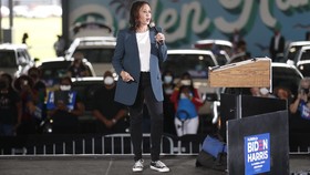 Makna di Balik Gaya Kasual Kamala Harris Pakai Sneakers