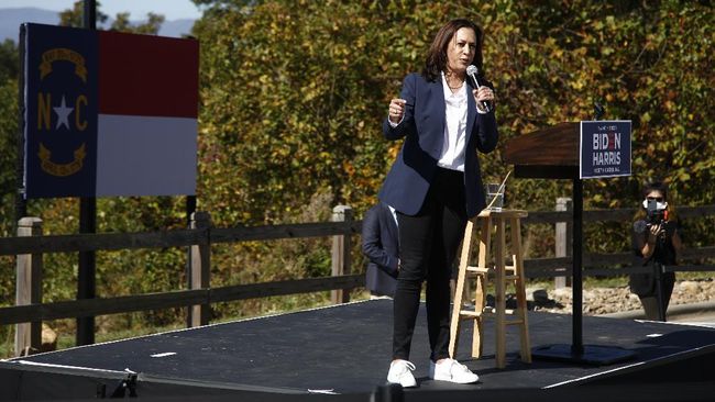 Di hari pelantikannya, Kamala Harris memakai heels hitam dari desianer Sergio Hudson.