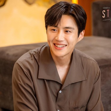 Kim Seon Ho Pernah Rela Berlutut demi Tak Dicampakkan Kekasih