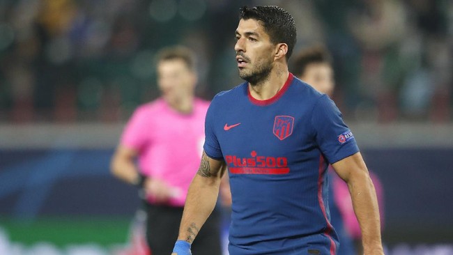 Luis Suarez melakukan aksi konyol berujung kartu kuning usai mengintip wasit meninjau VAR di laga Lokomotiv Moskow vs Atletico Madrid.