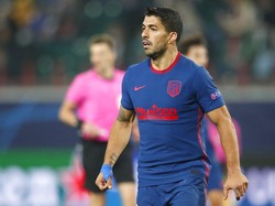 Kelakuan Luis Suarez: Intip Wasit Lihat VAR, Kena Kartu Deh