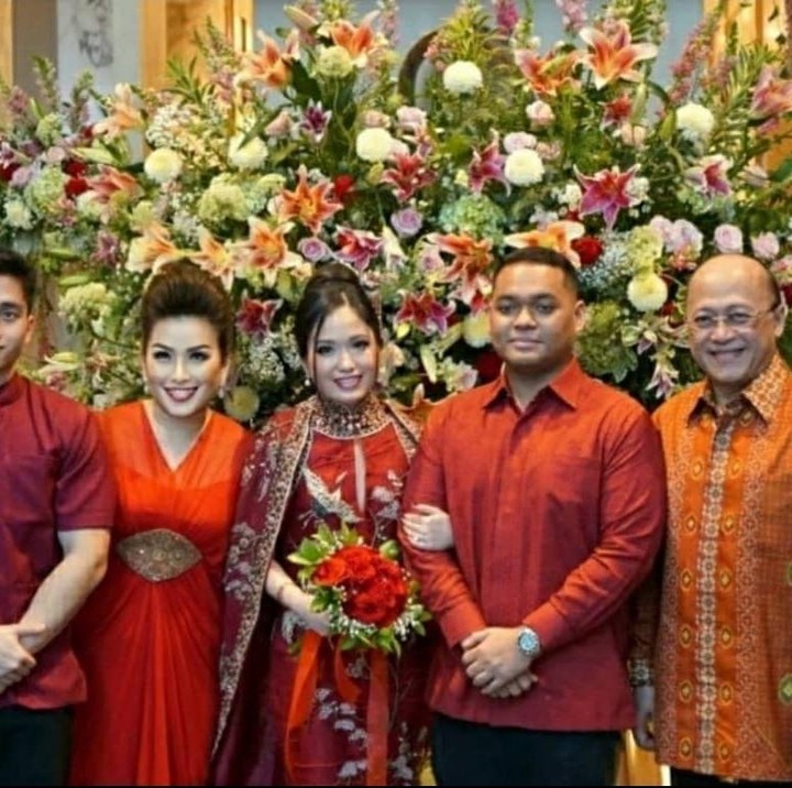 <p> Dalam momen tersebut, keluarga Mario Teguh beserta calon besan kompak mengenakan pakaian berwarna merah, Bunda. (Foto: Instagram @linnateguh)</p>