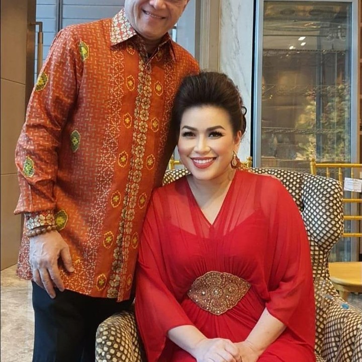 <p>Kebahagiaan terpancar jelas dalam wajah Mario Teguh dan istri karena akan segera mendapat menantu he-he-he. (Foto: Instagram @linnateguh)</p>