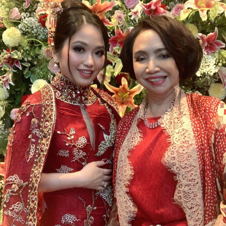 <p>Potret cantik Audrey Teguh dan calon ibu mertuanya nih. Keduanya terlihat bahagia ya. (Foto: Instagram @cnndaradjatun)</p>