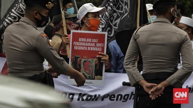 FOTO: Kedubes Prancis Kembali Digeruduk Massa