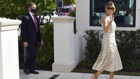 Gaya Melania Trump di Pilpres AS: Gaun Gucci, Tanpa Masker