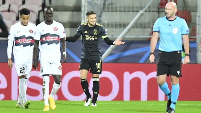 Bintang Ajax Amsterdam, Dusan Tadic mencetak gol spektakuler ke gawang Midtjylland di penyisihan grup D.