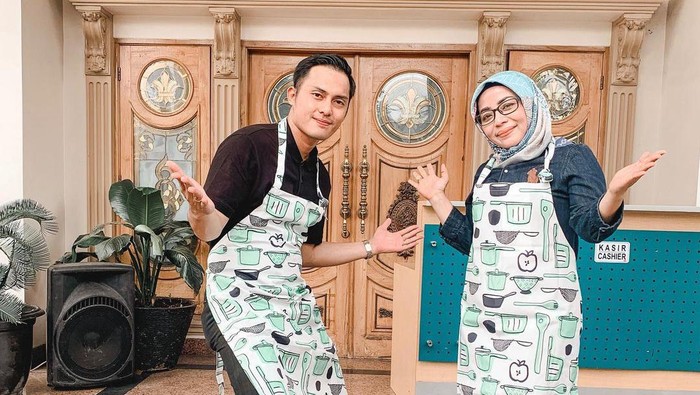 Muzdalifah jualan geprek di rumah