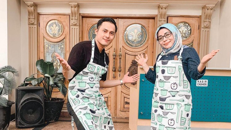 Muzdalifah jualan geprek di rumah