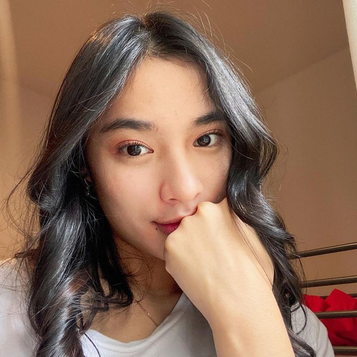 <p>Banyak yang menyebut paras Echi mirip dengan artis cantik Tatjana Saphira.</p>