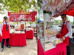 Pilot Ini dengan Bangga Pakai Seragamnya Untuk Jualan Rujak